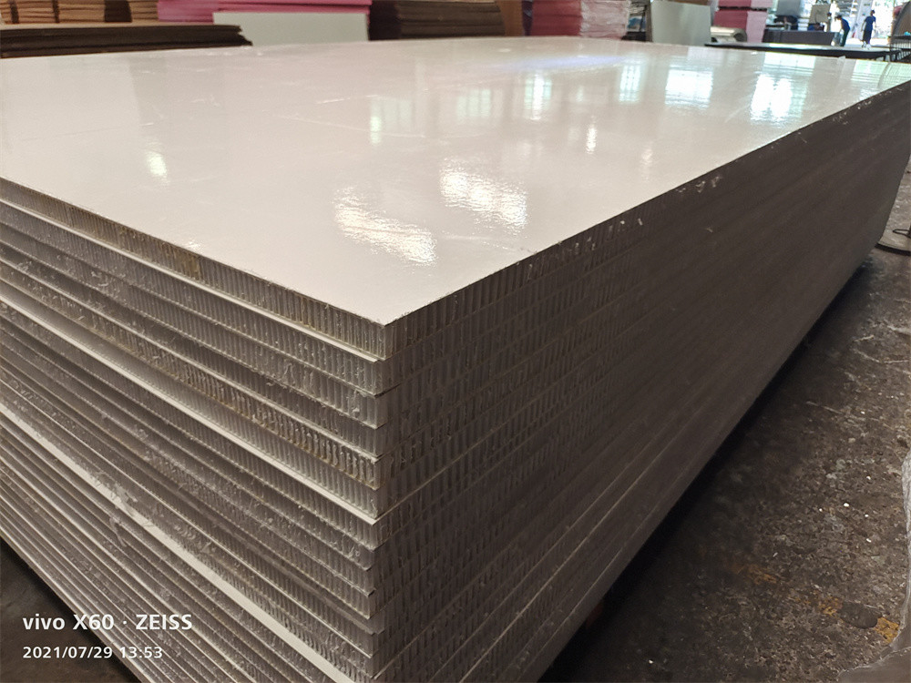 Glossy White Fiberglass PP Honeycomb Sandwich Panels For Dry Freight Truck/Van/Caravan